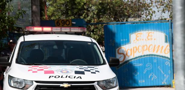 PM em frente à Escola Estadual Sapopemba, em São Paulo, após o ataque a tiros desta segunda (23)