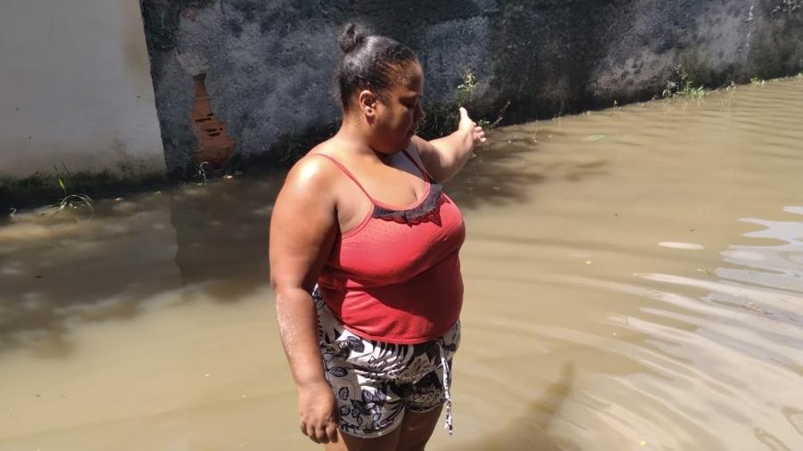 Mayre mostra estrago provocado pela chuva; ela perdeu móveis e não tem o que comer