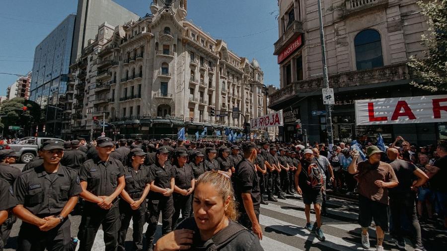 Policiais fazem segurança de palácios na Argentina em dia de greve