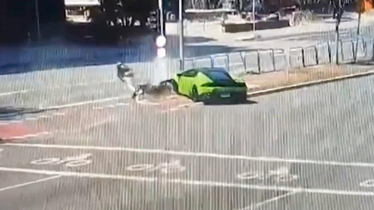 Motoqueiro fugiu após Lamborghini bater em poste, na Faria Lima