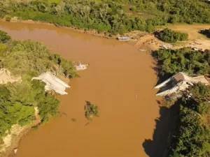 Queda de ponte na Bolívia deixa 5 mortos e 3 desaparecidos