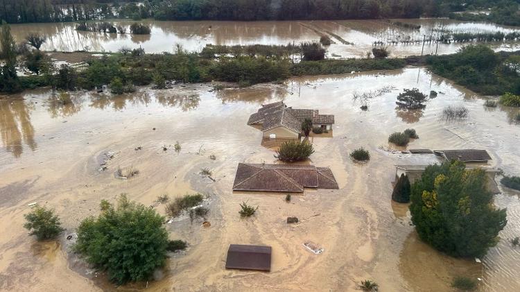 Casas submersas durante enchente após tempestade em Limony, no centro da França