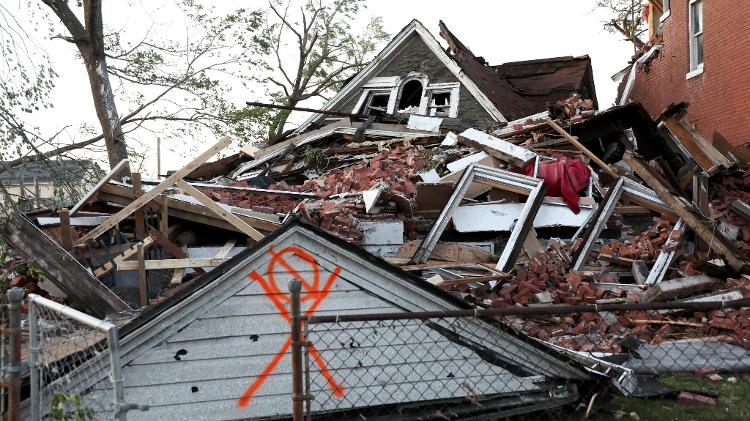 Casa desmoronou na cidade de St. Louis, no Missouri, após a passagem de tornado