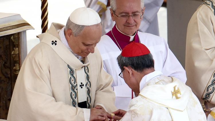 O cardeal Luis Tagle coloca o Anel do Pescador no dedo do papa Leão 14 durante a missa inaugural na Praça de São Pedro O cardeal Luis Tagle coloca o Anel do Pescador no dedo do papa Leão 14 durante a missa inaugural na Praça de São Pedro