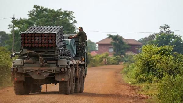 Veículo militar do Camboja durante conflito com a Tailândia 