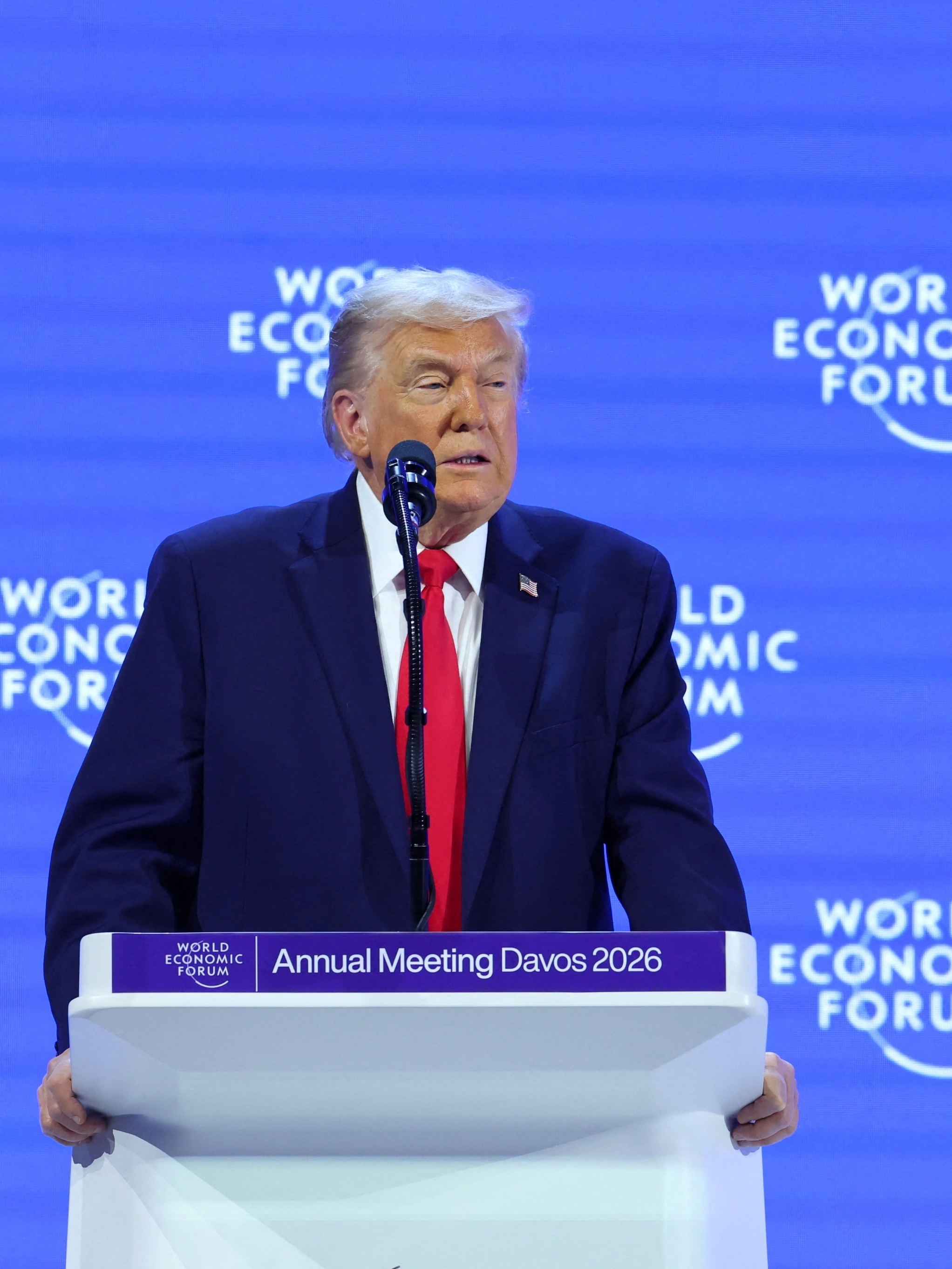 Juíza impede gestão Trump de encerrar status legal de 8.400