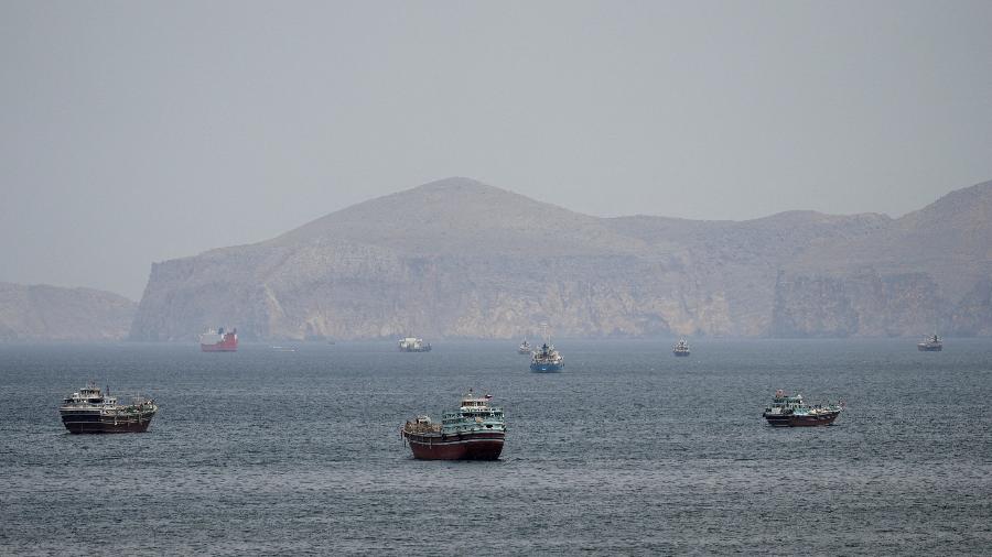 navios-e-barcos-ancorados-no-estreito-de-ormuz-em-musandam-oma-1776859413284_v2_900x506 EUA intensifica bombardeios contra Irã e ameaça segurança do comércio global; impactos podem chegar ao bolso do paulista