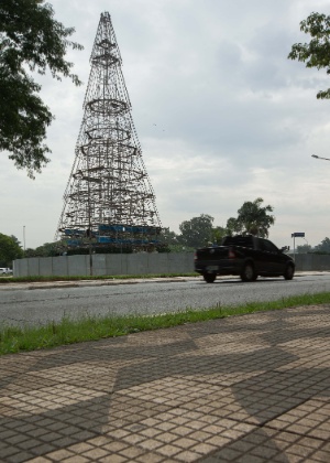 Estrutura da árvore de Natal do Ibirapuera, que terá 35 metros de altura - Daniel Teixeira/Estadão Conteúdo
