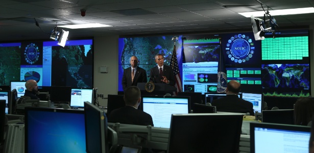 O presidente Barack Obama visita o Centro de Integração de Inteligência para Ameaças Cibernéticas, em Arlington, Virgínia - Stephen Crowley/The New York Times