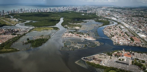 No centro da imagem, a Ilha de Deus, no Recife, em registro de 2012, durante processo de urbanização da área antes tomada por palafitas - Fred Jordão/BBC Brasil