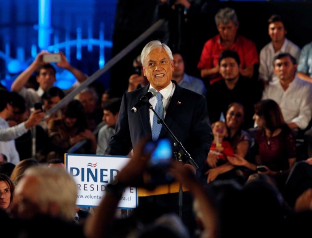 Piñera durante lançamento de sua candidatura em parque no centro de Santiago - Carlos Vera/Reuters