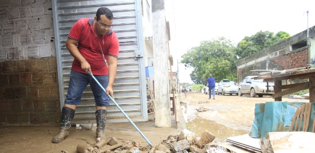 Moradores fazem limpeza após a chuva que atingiu o centro de Palmares, na Zona da Mata Sul de Pernambuco, nesta segunda-feira - Bobby Fabisak/JC Imagem/Estadão Conteúdo
