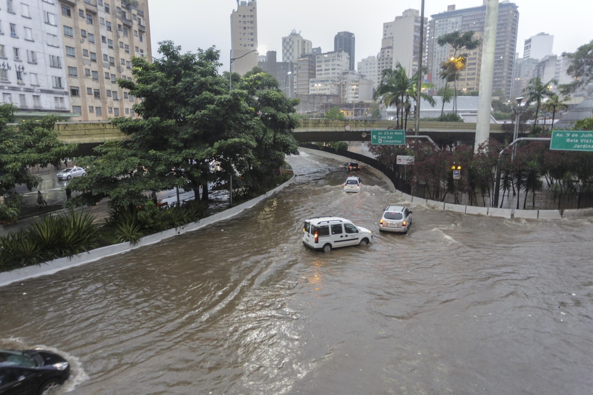 Fotos: Forte chuva provoca estragos em São Paulo - 20/03/2018 - UOL ...