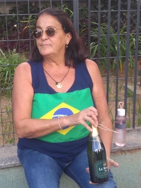 Em 2018, Cristina levou uma garrafa de champanhe para comemorar a prisão de Lula na porta da PF em SP