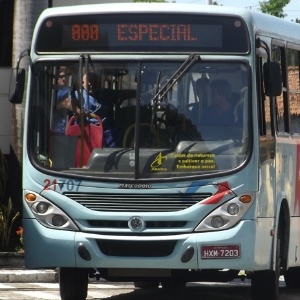 Motorista teria fechado a porta do veículo no momento do embarque, provocando a queda da mulher - Divulgação