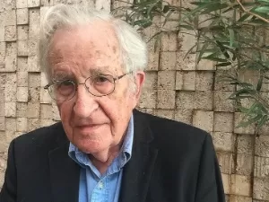 Noam Chomsky tem alta de hospital em São Paulo após AVC
