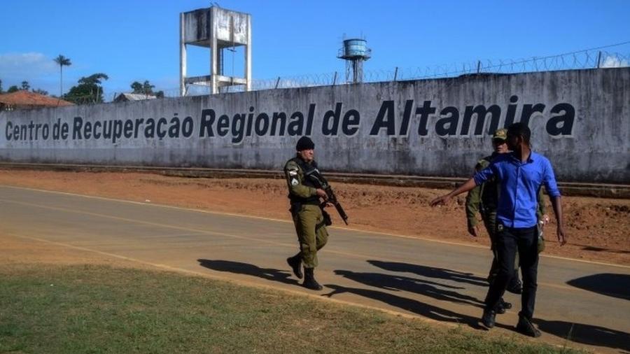 Policiais em frente ao Centro de Recuperação Regional de Altamira - Bruno Santos/AFP