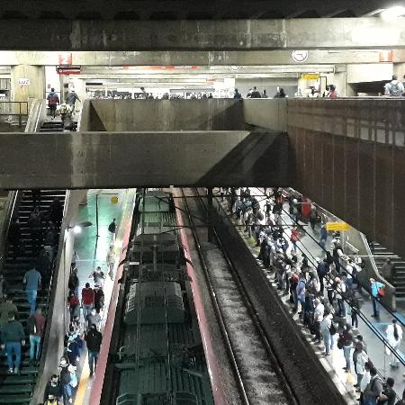 Plataformas 1 e 2 da estação Brás da CPTM registram movimento intenso no primeiro dia de rodízio ampliado em São Paulo - Marcelo Oliveira/UOL - Marcelo Oliveira/UOL