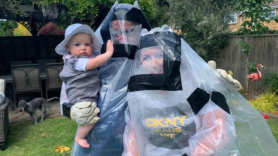 O casal Laura e Pat Fehilly criou uma roupa especial para poder abraçar os netos em tempos de pandemia - Reprodução/SkyNews