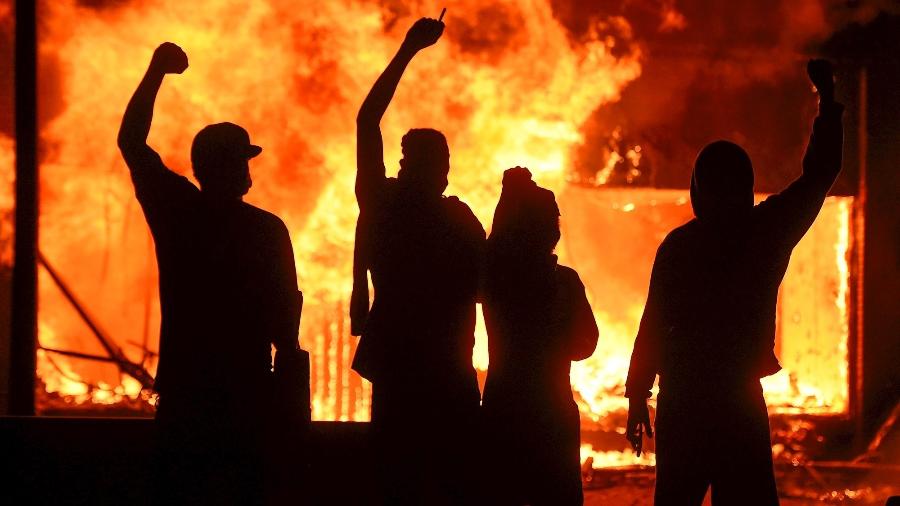 29.mai.2020 - Manifestantes ateiam fogo a uma loja em Minneapolis durante protesto pela morte de George Floyd - Craig Lassig/Efe