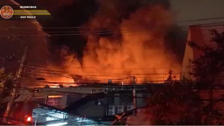 Bombeiros apagam incêndio em galpão comercial na Barra Funda, em São Paulo - Reprodução/Corpo de Bombeiros