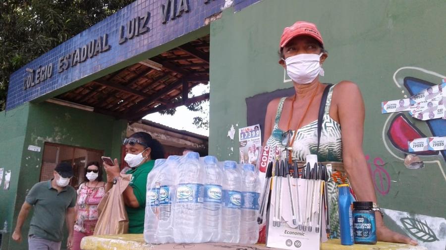 A ambulante Jussara Pimentel, 59, está vendendo canetas em frente a um local de votação em Salvador - Aurélio Nunes/UOL