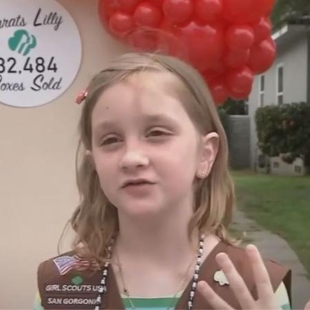 A escoteira Lilly Bumpus, de 8 anos, vendeu 32.484 caixas de biscoitos  - Reprodução/Youtube/Fox13