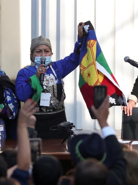 4.jul.2021 - A presidente da assembleia constitucional, Elisa Loncon, fala enquanto os membros da assembleia se reúnem para a primeira sessão para redigir uma nova constituição, em Santiago, Chile - Ivan Alvarado/Reuters