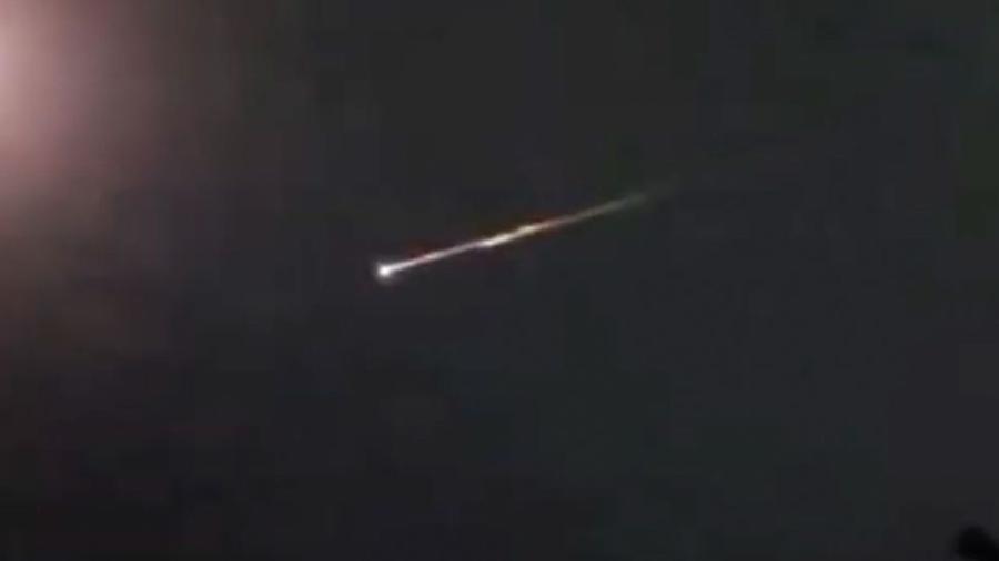 Testemunhas pensaram que a bola de fogo fosse um meteoro ou estrela cadente, mas era um satélite espião russo - Reprodução/YouTube/AMS