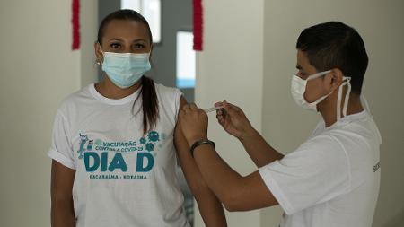 a técnica em enfermagem Yara Aragão e o enfermeiro José Luís Gutierrez - Bruno Kelly/UOL - Bruno Kelly/UOL