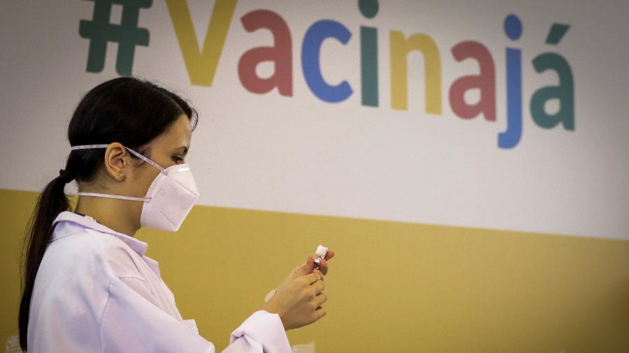A enfermeira Jessica prepara a dose da vacina contra covid-19 a ser aplicada em Davi, 8, inígena xanante e primeira criança a sera vacinada no país - ALOISIO MAURICIO/FOTOARENA/FOTOARENA/ESTADÃO CONTEÚDO