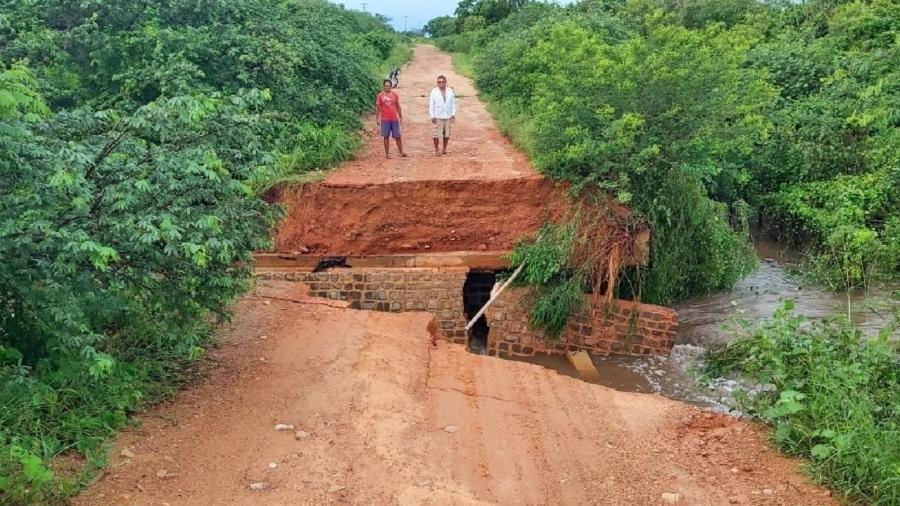 Ponte sobre riacho umbuzeiro, em Poço Branco, desmoronou com a força das chuvas na região - Davi Pinheiro/Facebook/Reprodução