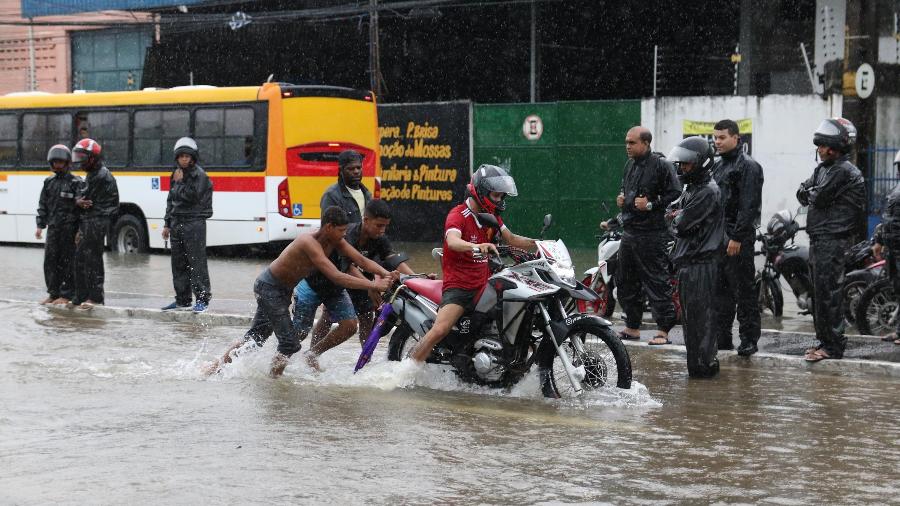 Fortes chuvas causaram alagamentos em pontos do Recife neste sábado (28) - MARLON COSTA/ESTADÃO CONTEÚDO (arquivo)