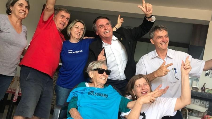 A família Bolsonaro reunida em torno de Olinda, mãe do presidente - Arquivo Pessoal