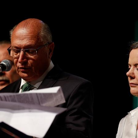 O vice presidente eleito Geraldo Alckmin, acompanhado da presidente do PT, Gleisi Hoffmann, e do ex ministro Aloizio Mercadante