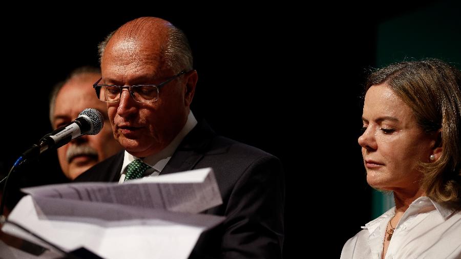 O vice presidente eleito, Geraldo Alckmin (PSB), acompanhado da presidente do PT, Gleisi Hoffmann, e do ex-ministro Aloizio Mercadante, em anúncio de nomes da equipe de transição - Arquivo - Pedro Ladeira/Folhapress