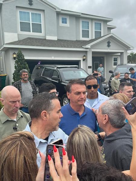 Bolsonaro saúda apoiadores em frente à casa onde está hospedado nos EUA - UOL