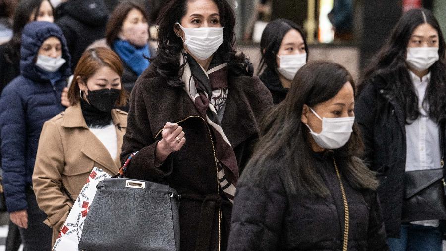 Mudanças entram em vigor no início de maio e vão rebaixar a classificação da doença à mesma da gripe. - Yuichi Yamazaki / AFP