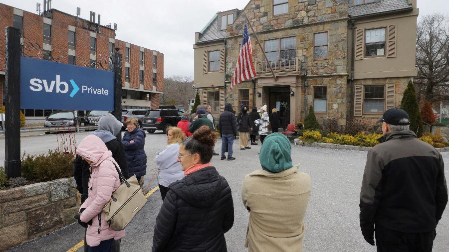 Clientes esperam na fila do lado de fora de uma agência do Silicon Valley Bank em Massachusetts, EUA - Brian Snyder/Reuters