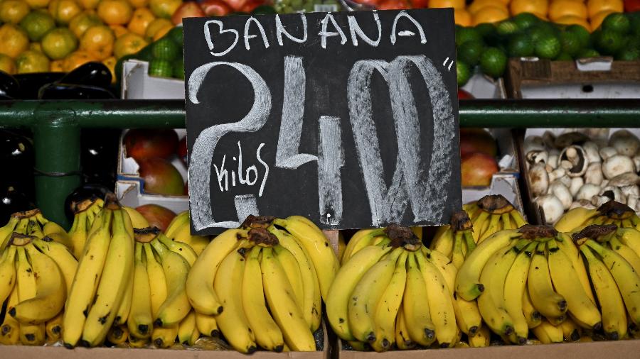 12.mai.2023 - Preço da banana em mercado de Buenos Aires, na Argentina