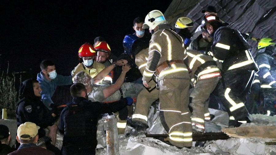 Equipes resgatam homem dos escombros de um prédio residencial após ataque de míssil na cidade de Dnipro, na Ucrânia - STATE EMERGENCY SERVICE OF UKRAI/via REUTERS