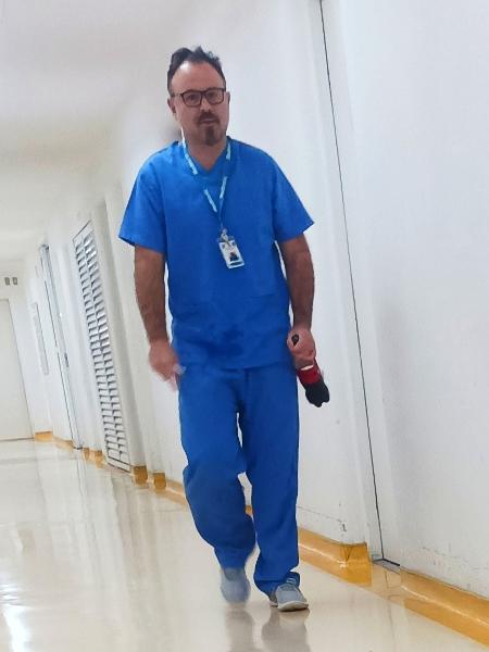 João Couto Neto circula pelo Hospital Ipiranga, onde atende na UTI