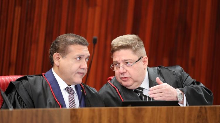 27.jun.23 - Ministros Nunes Marques e Raul Araújo em sessão do TSE