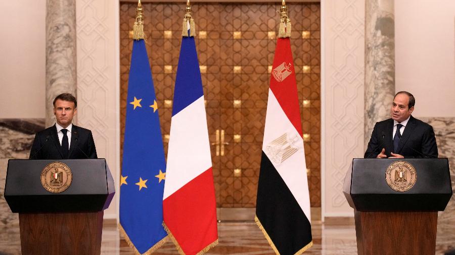 O presidente egípcio Abdel Fattah el-Sisi e o presidente francês Emmanuel Macron conversam com a imprensa após reunião no Cairo, Egito, em 25 de outubro de 2023