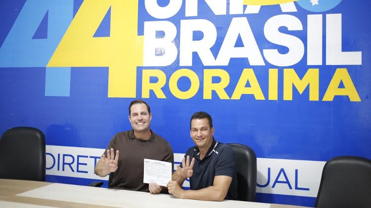 20.mar.2024 - Cataratas (dir.) com o deputado federal Nicoletti (RR) durante filiação ao União Brasil