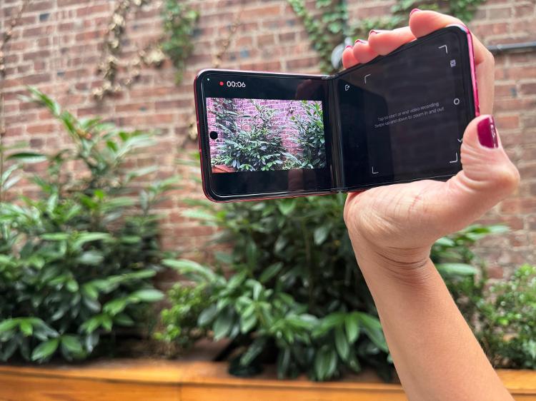 Modo gravação de vídeo com o celular dobrado em 90 graus