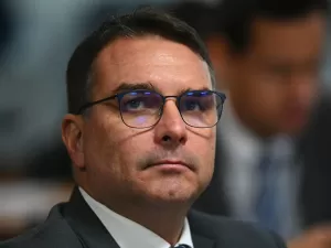 Fiscais cobram ex-advogada de Flávio Bolsonaro por ataques à Receita