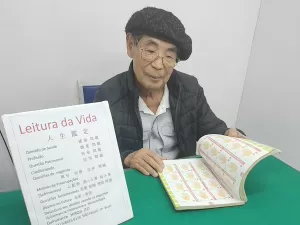 'Gosto de ajudar': quem é o japonês que viralizou em SP fazendo previsões