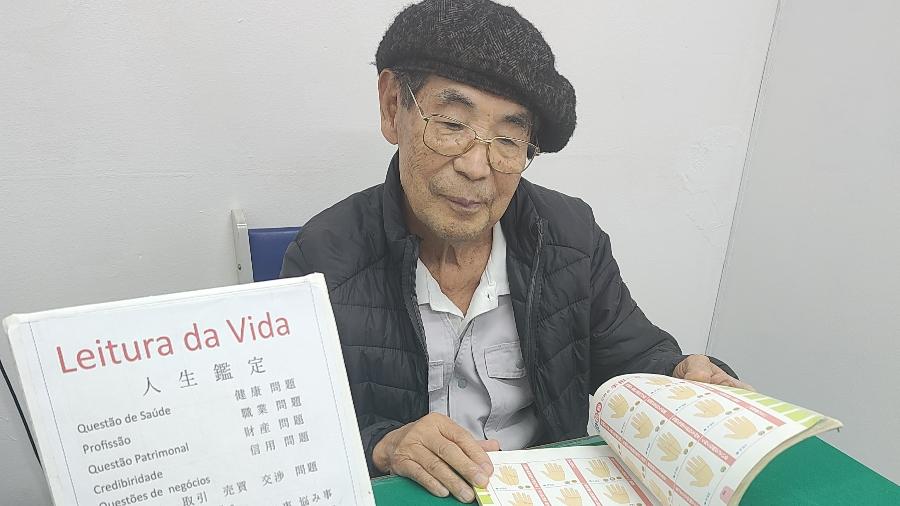 Hiroji Ito faz 'leitura da vida' com técnicas da quiromancia e numerologia