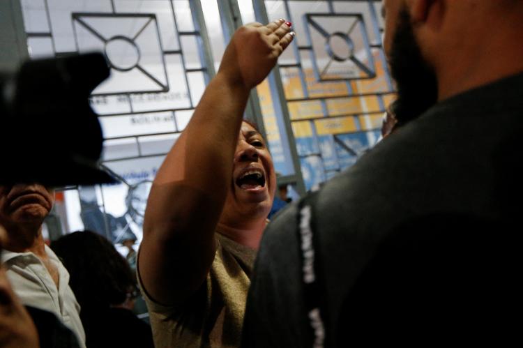 Voluntária confronta a segurança exigindo entrar no centro eleitoral Andrés Bello, em Caracas